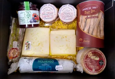 Caja regalo con quesos y conservas